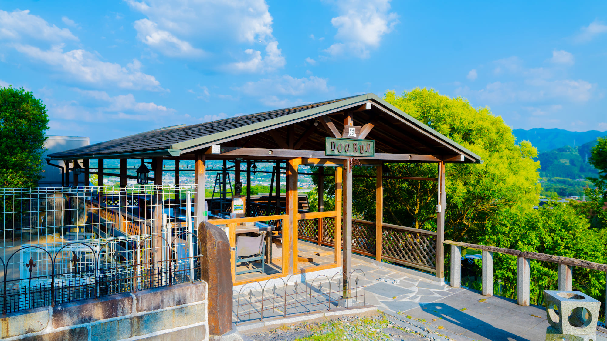 ドッグランに隣接する休憩所