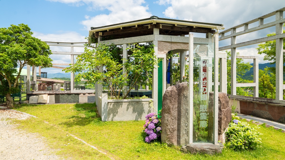 施設案内　幸せの鐘・慰霊廟